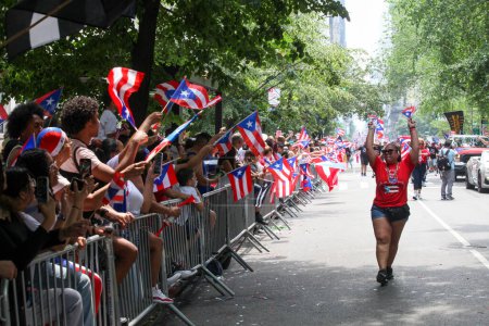 Téléchargez les photos : Défilé national portoricain. 11 juin 2023, New York, États-Unis : Le défilé de la Journée nationale portoricaine qui est la plus grande manifestation de fierté culturelle a lieu sur la 5e Avenue à New York avec des gens alignant l'avenue dansant et applaudissant - en image libre de droit