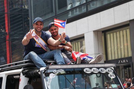 Foto de Desfile Nacional Puertorriqueño. 11 de junio de 2023, Nueva York, Estados Unidos: El Desfile del Día Nacional Puertorriqueño, que es la mayor manifestación de orgullo cultural, se lleva a cabo en la Quinta Avenida en Nueva York con personas alineadas en la avenida bailando y animando. - Imagen libre de derechos