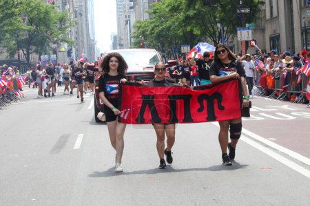 Foto de Desfile Nacional Puertorriqueño. 11 de junio de 2023, Nueva York, Estados Unidos: El Desfile del Día Nacional Puertorriqueño, que es la mayor manifestación de orgullo cultural, se lleva a cabo en la Quinta Avenida en Nueva York con personas alineadas en la avenida bailando y vitoreando. - Imagen libre de derechos