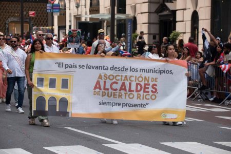 Téléchargez les photos : Défilé de la journée portoricaine à New York, New York. 11 juin 2023 États-Unis. Le défilé de la Journée nationale portoricaine (NPRDP) a lieu chaque année le long de la Cinquième Avenue à Manhattan, le deuxième dimanche de Juin - en image libre de droit