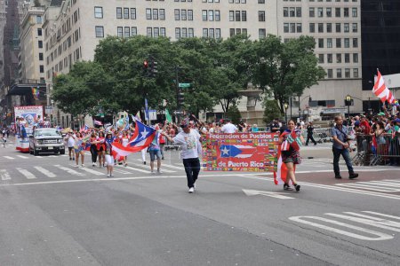 Téléchargez les photos : Défilé national portoricain. 11 juin 2023, New York, États-Unis : Le défilé de la Journée nationale portoricaine qui est la plus grande manifestation de fierté culturelle a lieu sur la 5e Avenue à New York avec des gens alignant l'avenue danse et pom-pom girl - en image libre de droit