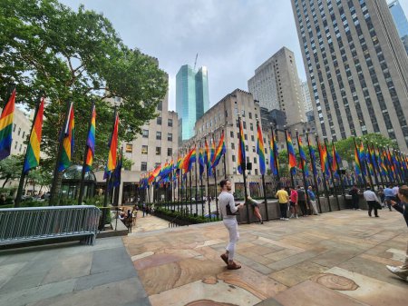 Téléchargez les photos : Rockefeller célèbre le Mois de la fierté en accueillant les drapeaux de fierté. 12 juin 2023, New York, États-Unis : Dans le cadre de l'hommage et de la célébration du Mois de la fierté, le Rockefeller arbore des drapeaux de fierté autour de la patinoire pour manifester son soutien à la LGBTQ - en image libre de droit