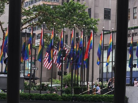 Téléchargez les photos : Rockefeller célèbre le Mois de la fierté en accueillant les drapeaux de fierté. 12 juin 2023, New York, États-Unis : Dans le cadre de l'hommage et de la célébration du Mois de la fierté, le Rockefeller arbore des drapeaux de fierté autour de la patinoire pour manifester son soutien à la LGBTQ - en image libre de droit