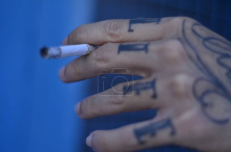 Foto de El SUS ofrece tratamiento para el tabaquismo y la adicción a la nicotina en Brasil. 14 de junio de 2023. Natal, Rio Grande do Norte, Brasil: Fumar cigarrillos y tener la palabra "VIDA" tatuada en los dedos, lo que significa vida. - Imagen libre de derechos