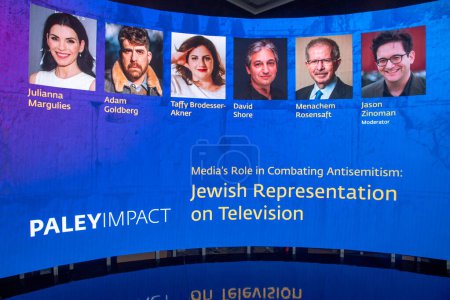 Téléchargez les photos : Discussion sur la lutte contre l'antisémitisme au Paley Center for Media. 15 juin 2023, New York, New York, USA : Atmosphère pendant le "rôle des médias dans la lutte contre l'antisémitisme : représentation juive à la télévision" - en image libre de droit