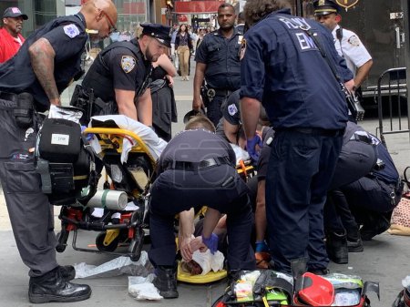 Téléchargez les photos : Une femme tomba et fut blessée à Times Square. 15 juin 2023, New York, USA : Une femme est tombée et s'est blessée avec du sang qui sortait autour du cou et du bras à Times Square et a dû recevoir un traitement de premiers soins par FDNY - en image libre de droit