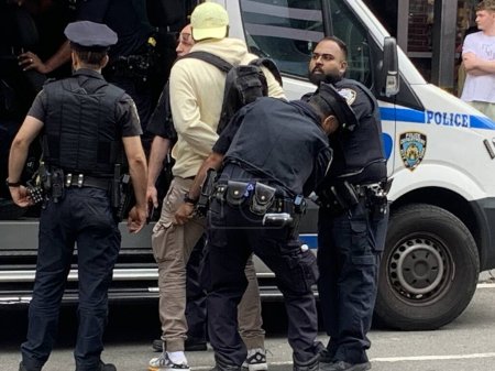 Foto de La policía de Nueva York arresta a traficantes ilegales en Time Square. 15 de junio de 2023, Nueva York, Estados Unidos: La policía de Nueva York tiene toda la fuerza para limpiar cualquier trato ilegal en Times Square mientras arrestan a dos sospechosos y los llevan a una estación de policía cercana - Imagen libre de derechos