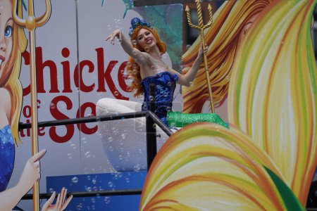Téléchargez les photos : Défilé annuel des sirènes 2023 à Coney Island. 17 juin 2023. New York, USA : Le Mermaid Parade est un événement annuel coloré qui a lieu chaque été à Coney Island, New York. - en image libre de droit