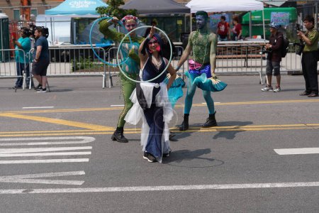 Téléchargez les photos : Défilé annuel des sirènes 2023 à Coney Island. 17 juin 2023. New York, USA : Le Mermaid Parade est un événement annuel coloré qui a lieu chaque été à Coney Island, New York. - en image libre de droit