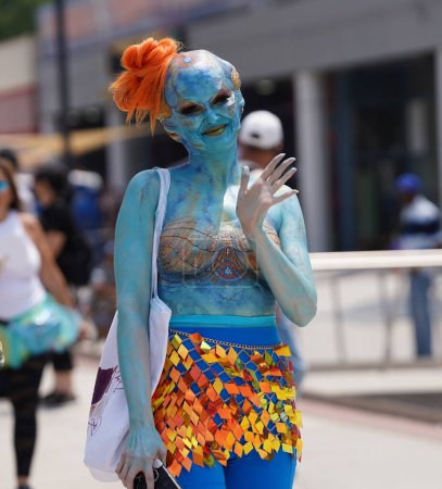 Foto de 2023 Desfile anual de sirenas en Coney Island. Junio 17,2023. Nueva York, Estados Unidos: The Mermaid Parade es un colorido evento anual que tiene lugar cada verano en Coney Island, Nueva York. - Imagen libre de derechos