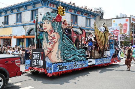 Foto de El Desfile de las Sirenas en Coney Island. 17 de junio de 2023, Coney Island, Brooklyn, Nueva York, Estados Unidos: El Desfile de la Sirena fue fundado específicamente en 1983 con 3 objetivos: da vida a la mitología para los residentes locales que viven en calles llamadas Mermaid - Imagen libre de derechos