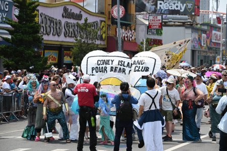 Foto de El Desfile de las Sirenas en Coney Island. 17 de junio de 2023, Coney Island, Brooklyn, Nueva York, Estados Unidos: El Desfile de la Sirena fue fundado específicamente en 1983 con 3 objetivos: da vida a la mitología para los residentes locales que viven en calles llamadas Mermaid - Imagen libre de derechos