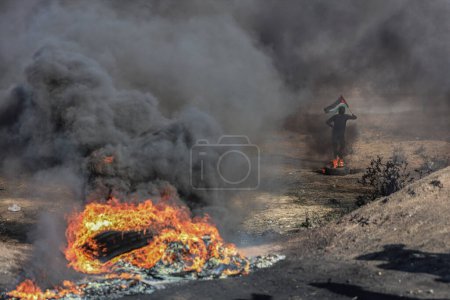 Foto de Jóvenes palestinos incendiaron neumáticos de goma en las fronteras orientales de la Franja de Gaza. 19 de junio de 2023, Gaza, Palestina: Jóvenes palestinos incendian neumáticos de goma en las fronteras de la Franja de Gaza - Imagen libre de derechos