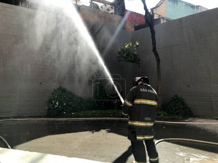 Téléchargez les photos : Sao Paulo (SP), Brésil - Un incendie dans un magasin de biens religieux a mobilisé 14 pompiers dans l'après-midi du mardi 20 juin 2023, dans le quartier de Vila Maria, l'endroit isolé pour son expertise - en image libre de droit