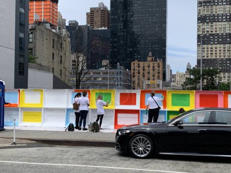 Foto de (NUEVO) Voluntarios Pintar paredes en Manhattan. 21 de junio de 2023, Nueva York, Estados Unidos: Algunos voluntarios inmobiliarios deciden dibujar y pintar paredes a lo largo de la calle 37 entre la novena y la décima avenida en Manhattan, Nueva York. - Imagen libre de derechos