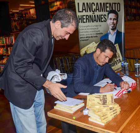 Téléchargez les photos : Sao Paulo (SP), Brésil 23 / 06 / 2023 - Dans la nuit de ce vendredi 23, l'ancien footballeur Hernanes a lancé son livre "Lettre du Prophète" à la librairie Cultura de Conjunto Nacional - en image libre de droit