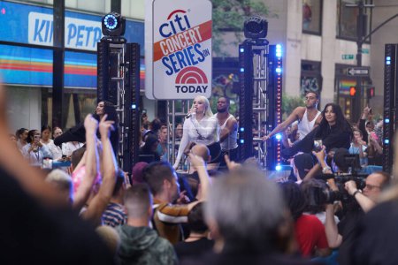 Foto de Kim Petras en el Today Show en NBC, Junio 23,2023, Nueva York, EE.UU.: Kim Petras actuó en el Today Show 's Citi Concert Series en Rockefeller Plaza hoy, entregando un conjunto dinámico y de alta energía que tenía fans bailando y cantando a lo largo. - Imagen libre de derechos