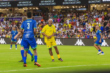 Foto de Orlando (USA), La segunda edición del juego festivo promovido por los ex jugadores Ronaldinho y Roberto Carlos, en el Estadio Exploria, sede de Orlando City, en Orlando. - Imagen libre de derechos