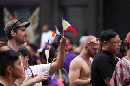 Téléchargez les photos : New York City Pride Mars 2023, 25 juin 2023, New York, États-Unis : La Marche de la fierté de New York est connue pour être l'une des plus grandes défilés de fierté LGBTQ + au monde, attirant des millions de participants de différentes parties du monde chaque année.. - en image libre de droit