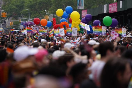 Téléchargez les photos : New York City Pride Mars 2023, 25 juin 2023, New York, États-Unis : La Marche de la fierté de New York est connue pour être l'une des plus grandes défilés de fierté LGBTQ + au monde, attirant des millions de participants de différentes parties du monde chaque année.. - en image libre de droit
