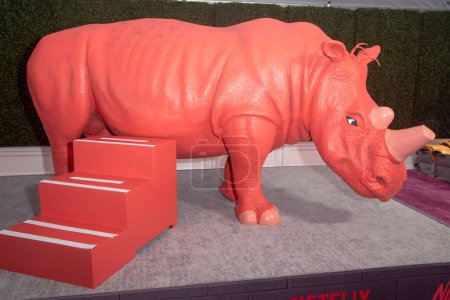 Foto de Netflix's Nimona New York Screening. 24 de junio de 2023, Nueva York, Nueva York, Estados Unidos: Una gran estatua de un rinoceronte vista en la proyección en Nueva York de Nimona de Netflix en el Teatro AMC Lincoln Square el 24 de junio de 2023 - Imagen libre de derechos