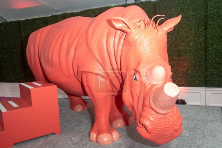 Foto de Netflix's Nimona New York Screening. 24 de junio de 2023, Nueva York, Nueva York, Estados Unidos: Una gran estatua de un rinoceronte vista en la proyección en Nueva York de Nimona de Netflix en el Teatro AMC Lincoln Square el 24 de junio de 2023 - Imagen libre de derechos