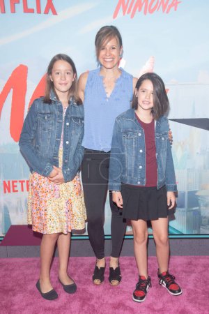Foto de Netflix's Nimona New York Screening. 24 de junio de 2023, Nueva York, Nueva York, Estados Unidos: Jenna Wolfe (C) e invitados asisten a la proyección en Nueva York de Nimona de Netflix en el Teatro AMC Lincoln Square el 24 de junio de 2023 en Nueva York - Imagen libre de derechos