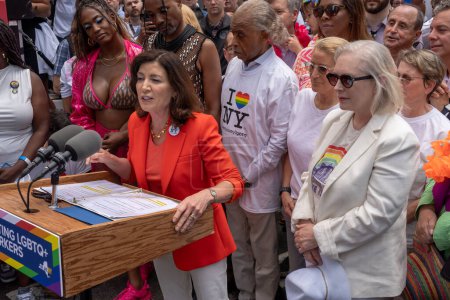 Foto de 2023 Marcha del Orgullo de Nueva York. 25 de junio de 2023, Nueva York, Nueva York, Estados Unidos: La Gobernadora de Nueva York Kathy Hochul habla con miembros de los medios de comunicación durante la firma de una legislación que establece el Empire State como un refugio seguro para los jóvenes trans - Imagen libre de derechos