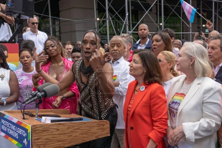 Foto de 2023 Marcha del Orgullo de Nueva York. 25 de junio de 2023, Nueva York, Nueva York, Estados Unidos: Billy Porter habla con miembros de los medios de comunicación durante la firma de una legislación que establece el Empire State como un refugio seguro para la ceremonia de la juventud trans - Imagen libre de derechos