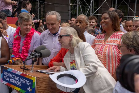 Foto de 2023 Marcha del Orgullo de Nueva York. 25 de junio de 2023, Nueva York, Nueva York, EE.UU. La Senadora Kirsten Gillibrand habla con miembros de los medios durante la firma de una legislación que establece el Empire State como un refugio seguro para los jóvenes trans - Imagen libre de derechos