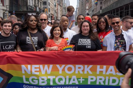 Photo for (NEW) 2023 New York City Pride March. June 25, 2023, New York, New York, USA: New York Governor Cathy Hochul (C) participates in the annual New York City Pride Parade on June 25, 2023 in New York City.  Credit: M10s / TheNews2 (Foto: M10s/Thenews2/De - Royalty Free Image