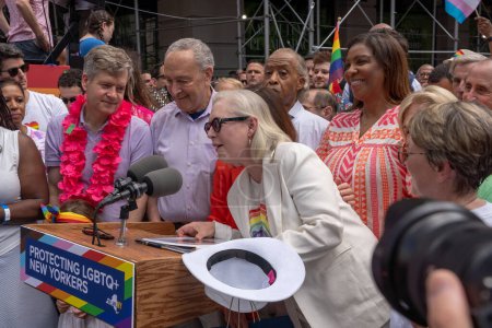 Foto de 2023 Marcha del Orgullo de Nueva York. 25 de junio de 2023, Nueva York, Nueva York, EE.UU. La Senadora Kirsten Gillibrand habla con miembros de los medios durante la firma de una legislación que establece el Empire State como un refugio seguro para los jóvenes trans - Imagen libre de derechos