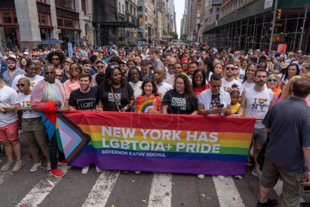 Photo for (NEW) 2023 New York City Pride March. June 25, 2023, New York, New York, USA: New York Governor Cathy Hochul (C) participates in the annual New York City Pride Parade on June 25, 2023 in New York City.  Credit: M10s / TheNews2 (Foto: M10s/Thenews2/De - Royalty Free Image