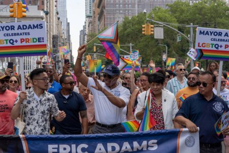 Foto de 2023 Marcha del Orgullo de Nueva York. 25 de junio de 2023, Nueva York, Nueva York, Estados Unidos: El alcalde de la ciudad de Nueva York Eric Adams (C) participa en el desfile anual del orgullo de la ciudad de Nueva York el 25 de junio de 2023 en la ciudad de Nueva York. - Imagen libre de derechos