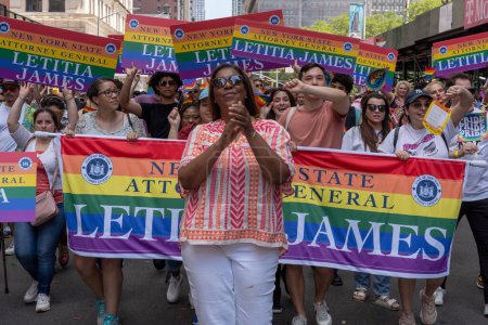 Foto de 2023 Marcha del Orgullo de Nueva York. 25 de junio de 2023, Nueva York, Nueva York, Estados Unidos: La Fiscal General de Nueva York Letitia James (C) participa en el desfile anual del Orgullo de la Ciudad de Nueva York el 25 de junio de 2023 en la ciudad de Nueva York. - Imagen libre de derechos