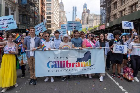 Foto de 2023 Marcha del Orgullo de Nueva York. 25 de junio de 2023, Nueva York, Nueva York, EE.UU. La Senadora Kirsten Gillibrand (C) participa en el Desfile anual del Orgullo de la Ciudad de Nueva York el 25 de junio de 2023 en la Ciudad de Nueva York. - Imagen libre de derechos