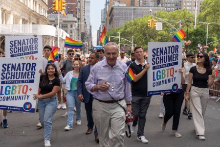 Téléchargez les photos : 2023 New York City Pride March. 25 juin 2023, New York, New York, États-Unis : leader de la majorité au Sénat, États-Unis Le sénateur Chuck Schumer (C) participe au défilé annuel de la fierté de New York le 25 juin 2023 à New York. - en image libre de droit