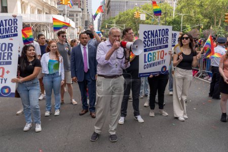 Téléchargez les photos : 2023 New York City Pride March. 25 juin 2023, New York, New York, États-Unis : leader de la majorité au Sénat, États-Unis Le sénateur Chuck Schumer (C) participe au défilé annuel de la fierté de New York le 25 juin 2023 à New York. - en image libre de droit