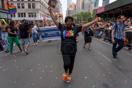Foto de 2023 Marcha del Orgullo de Nueva York. 25 de junio de 2023, Nueva York, Nueva York, Estados Unidos: El fiscal de distrito del Bronx Darcel Clark participa en el desfile anual del orgullo de la ciudad de Nueva York el 25 de junio de 2023 en la ciudad de Nueva York. - Imagen libre de derechos