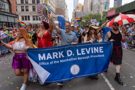 Foto de 2023 Marcha del Orgullo de Nueva York. 25 de junio de 2023, Nueva York, Nueva York, Estados Unidos: El presidente del distrito de Manhattan Mark D. Levine (C) participa en el desfile anual del orgullo de la ciudad de Nueva York el 25 de junio de 2023 en la ciudad de Nueva York. - Imagen libre de derechos