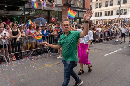Foto de 2023 Marcha del Orgullo de Nueva York. 25 de junio de 2023, Nueva York, Nueva York, Estados Unidos: El asambleísta Tony Simone (C) participa en el desfile anual del orgullo de la ciudad de Nueva York el 25 de junio de 2023 en la ciudad de Nueva York. - Imagen libre de derechos