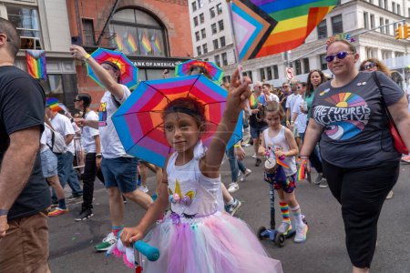 Foto de 2023 Marcha del Orgullo de Nueva York. 25 de junio de 2023, Nueva York, Nueva York, Estados Unidos: Un niño con una bandera del arco iris participa en el desfile anual del orgullo de la ciudad de Nueva York el 25 de junio de 2023 en la ciudad de Nueva York. - Imagen libre de derechos