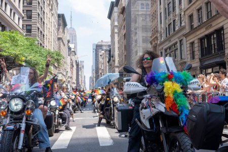 Foto de 2023 Marcha del Orgullo de Nueva York. 25 de junio de 2023, Nueva York, Nueva York, Estados Unidos: Miembros de Sirens MC NYC participan en el desfile anual del orgullo de la ciudad de Nueva York el 25 de junio de 2023 en la ciudad de Nueva York. - Imagen libre de derechos