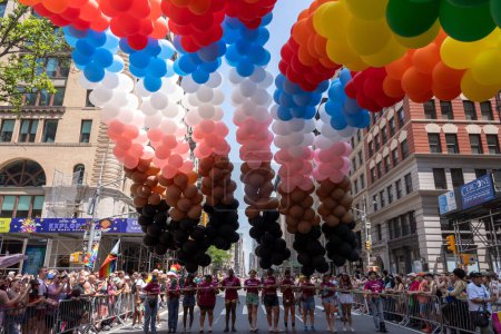 Foto de 2023 Marcha del Orgullo de Nueva York. 25 de junio de 2023, Nueva York, Nueva York, Estados Unidos: Marchadores con una exhibición de globos en colores de la bandera del arco iris participan en el desfile anual del orgullo de la ciudad de Nueva York el 25 de junio de 2023 en la ciudad de Nueva York. - Imagen libre de derechos