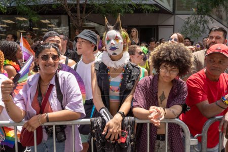 Foto de 2023 Marcha del Orgullo de Nueva York. 25 de junio de 2023, Nueva York, Nueva York, Estados Unidos: Los espectadores con máscaras observan el desfile anual del orgullo de la ciudad de Nueva York el 25 de junio de 2023 en la ciudad de Nueva York. - Imagen libre de derechos