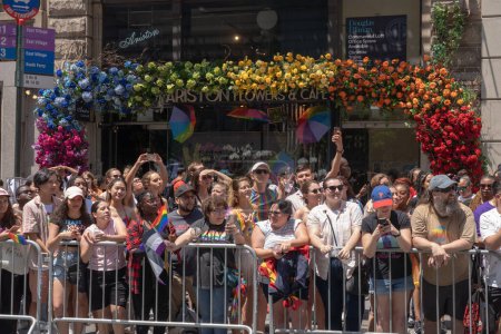 Foto de 2023 Marcha del Orgullo de Nueva York. 25 de junio de 2023, Nueva York, Nueva York, Estados Unidos: Los espectadores observan el desfile anual del orgullo de la ciudad de Nueva York el 25 de junio de 2023 en la ciudad de Nueva York. - Imagen libre de derechos