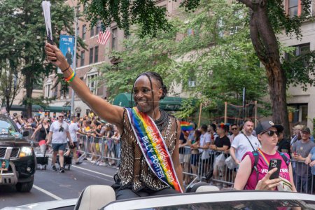 Foto de 2023 Marcha del Orgullo de Nueva York. 25 de junio de 2023, Nueva York, Nueva York, Estados Unidos: Billy Porter, Gran Mariscal de Desfile, participa en el desfile anual del Orgullo de la Ciudad de Nueva York el 25 de junio de 2023 en la ciudad de Nueva York. - Imagen libre de derechos