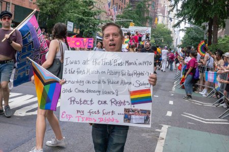 Foto de 2023 Marcha del Orgullo de Nueva York. 25 de junio de 2023, Nueva York, Nueva York, Estados Unidos: Un manifestante con bandera y una pancarta participa en el desfile anual del orgullo de la ciudad de Nueva York el 25 de junio de 2023 en la ciudad de Nueva York. - Imagen libre de derechos