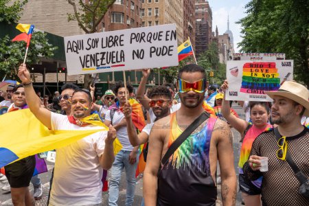 Foto de 2023 Marcha del Orgullo de Nueva York. 25 de junio de 2023, Nueva York, Nueva York, Estados Unidos: Venezolanos con pancartas solicitando asilo participan en el desfile anual del orgullo de la ciudad de Nueva York el 25 de junio de 2023 en la ciudad de Nueva York. - Imagen libre de derechos