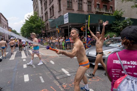Foto de 2023 Marcha del Orgullo de Nueva York. 25 de junio de 2023, Nueva York, Nueva York, Estados Unidos: Marchadores rocían agua sobre los espectadores en el desfile anual del orgullo de la ciudad de Nueva York el 25 de junio de 2023 en la ciudad de Nueva York. - Imagen libre de derechos
